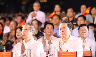 Xúc động đêm nghệ thuật chính luận 'Dưới cờ vinh quang' 