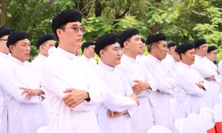 Tín đồ Cao Đài cầu siêu cho các liệt sĩ tại Công viên Lê Thị Riêng