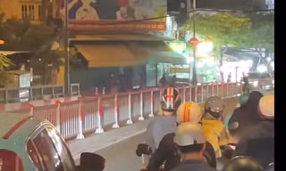 Nửa đêm, đám đông 'loạn đả' giữa trung tâm TPHCM