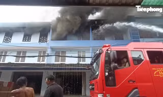 [Clip] Cháy kho hàng điện máy ở TPHCM, thiêu rụi nhiều tài sản