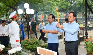 Bí thư TPHCM Trần Lưu Quang dâng hương tưởng niệm Anh hùng liệt sĩ tại Côn Đảo