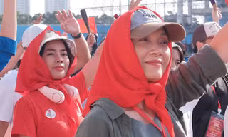 NSND Lê Khanh và hàng chục nghệ sĩ tập diễu hành tại sân Mỹ Đình 