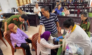 Hai cụ bà gần 100 tuổi gửi mẫu ADN, chờ ngày đón anh trai trở về
