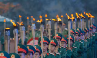 Dâng hương, thắp nến tri ân các anh hùng liệt sĩ tại Côn Đảo 