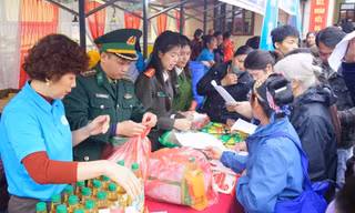 Người lính Biên phòng mang Tết nhân ái tới đồng bào nghèo xứ Lạng