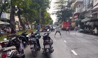 Xử phạt nhóm người giăng lưới đánh cầu lông giữa đường 