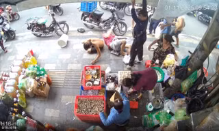 Thợ sơn rơi từ tầng cao xuống trúng người dân