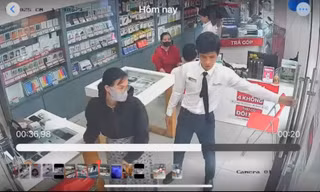 Nhặt được thẻ tín dụng mang đi mua điện thoại, nữ nghi phạm bị tạm giữ