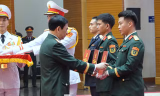 Đại tướng Phan Văn Giang trao phần thưởng đặc biệt cho 5 gương mặt trẻ tiêu biểu