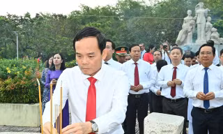 Bí thư Thành ủy TPHCM Trần Lưu Quang dâng hương kỷ niệm 85 năm Ngày Nam Kỳ khởi nghĩa