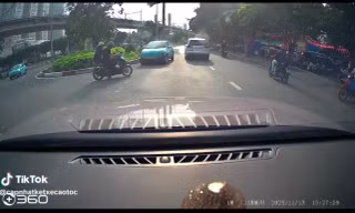 Tài xế taxi công nghệ đi ngược chiều bị phạt 19 triệu đồng