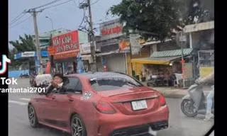 CSGT TPHCM tìm tài xế xe Mercedes lạng lách, chặn đầu xe tải, nhoài người chửi bới trên đường