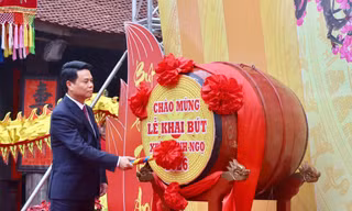 Ông Lê Ngọc Châu - Chủ tịch UBND TP Hải Phòng khởi trống khai bút.