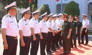 Đại tướng Nguyễn Tân Cương thị sát căn cứ quân sự Cam Ranh
