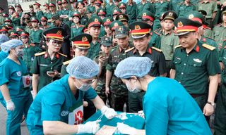 Xem học viên quân y vượt cầu độc mộc, cõng thương binh về đích