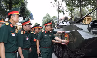 Kiểm tra xe, pháo quân sự trước giờ tổng hợp luyện tại Quảng trường Ba Đình