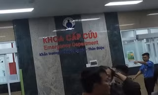 CLIP: CSGT dùng xe đặc chủng đưa bé trai 2 tuổi hóc dị vật đến bệnh viện