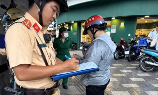 Chạy xe lên vỉa hè, nhiều người nhận mức phạt đến 6 triệu đồng
