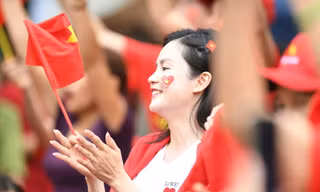 Biển người 'nhuộm đỏ' đường phố, háo hức chờ sơ duyệt diễu binh