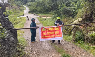 Đoàn thanh niên xã Bát Mọt hỗ trợ cắm biển cảnh báo khu vực nguy hiểm để người dân biết và tránh