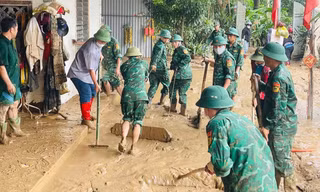 Biên phòng Nghệ An băng rừng vượt núi vào vùng lũ quét giúp dân 