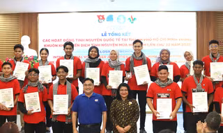 Thứ trưởng Bộ Thống nhất quốc gia Malaysia chung vui với sinh viên tình nguyện tại TPHCM