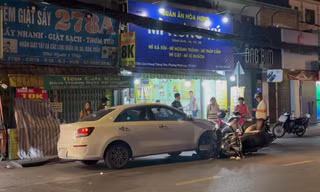 TPHCM: Ô tô mất lái tông xe máy trong đêm