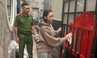 Bắt cô gái tạt sơn nhà người yêu cũ