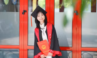Hoàng Thị Minh Hạnh trong ngày nhận bằng tốt nghiệp Ảnh: NVCC 