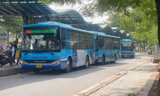 Hà Nội: Xe xăng thoái lui, giao thông công cộng liệu kịp tiến tới?