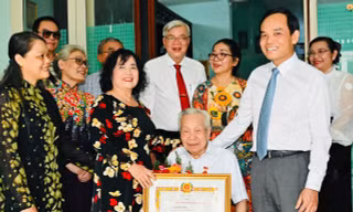Bí thư Thành ủy TPHCM Trần Lưu Quang trao Huy hiệu 80 năm tuổi Đảng đến cụ Tạ Đăng Siêu