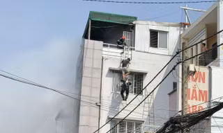 CLIP: Cứu hộ đu thang dây giải cứu nạn nhân vụ cháy nhà ở TPHCM