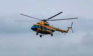 Mi-171 của Trung đoàn Không quân 916 bay thả hàng cứu trợ tại Nghệ An