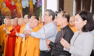 Tưởng niệm Anh hùng liệt sĩ, tri ân gia đình có công với cách mạng