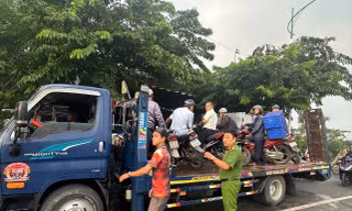 TPHCM ngập sâu, CSGT dùng xe chuyên dụng 'giải cứu' người đi đường