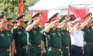 Đại tướng Phan Văn Giang viếng Nghĩa trang Đồi 82, dâng hương tưởng nhớ các Anh hùng liệt sĩ