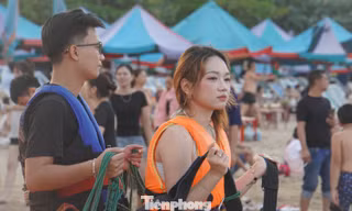 Cảnh tượng đối lập tại các bãi tắm ở Đồ Sơn 