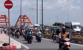 Đang đổ dốc cầu Bình Lợi, người đàn ông bất ngờ ngã xuống đường tử vong 