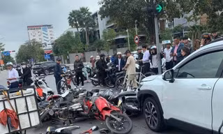 Tài xế ô tô 62 tuổi nghi đạp nhầm chân gây tai nạn cho 12 xe máy đang chờ đèn đỏ ở Hải Phòng
