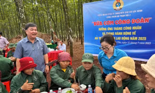 'Bữa cơm Công đoàn' dưới tán rừng cao su