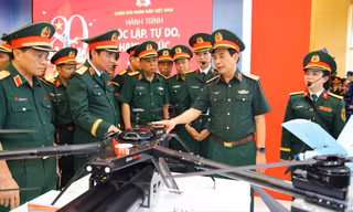 Đại tướng Phan Văn Giang kiểm tra khu trưng bày vũ khí hiện đại của Quân đội 