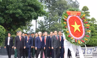 Đại biểu Đại hội Đảng bộ TPHCM dâng hương tri ân các Anh hùng liệt sĩ