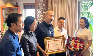 Đạo diễn Bùi Thạc Chuyên nhận bằng khen của Chủ tịch UBND TPHCM 