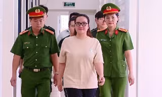 Hoàng Hường rải tiền thu hút sự chú ý của dư luận