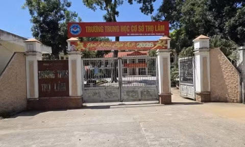 Thầy giáo bị chấm dứt hợp đồng vì làm lộ đề thi học kỳ