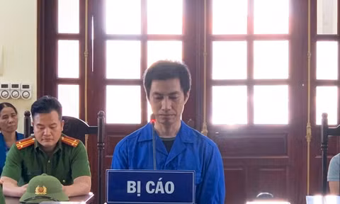 Cầm kéo tấn công cha ruột vì không được đưa sổ đỏ
