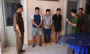 Đối tượng truy nã bị bắt khi đang dùng ma tuý với bạn