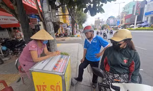 Ngày Vía Thần tài: Tấp nập mua xổ số, cá lóc nướng chốt đơn livestream ầm ầm 