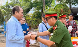 Tuổi trẻ Công an An Giang trao hàng trăm suất ăn nghĩa tình