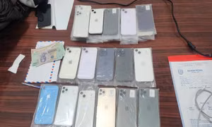 Nữ nhân viên cửa hàng làm ‘tay trong’ cho đồng bọn trộm 50 điện thoại iPhone